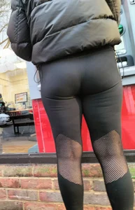Leggings girl taking cash out