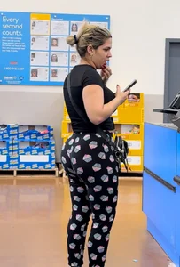 Big Booty Latina in leggings
