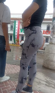 A nice ass in gray leggings [OC]