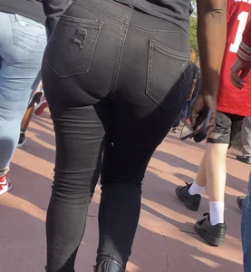 Fat booty black girl in tight black jeans! Strong VPL