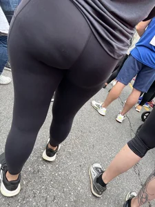 VPL ass in leggigns street closeup