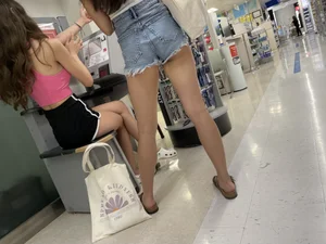 Nice teen ass & legs in short shorts