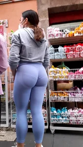 Short, beautiful and with a majestic ass in leggings… one of the best VPL