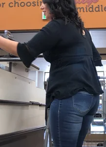 Chunky milf ass creeped in jeans shopping