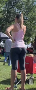Car show MILF in leggings has a nice gap