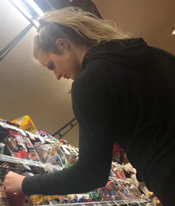 Grocery store girl in line with a nice ass in leggings