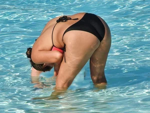 Bikini milf with wide hips and great ass in the pool [077]