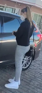 Adolescente en gasolinera