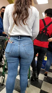 Latina in tight jeans (good set)