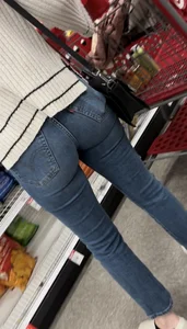 Tight pants! Cute Latina😍
