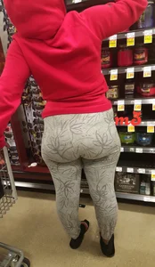Ebony babe with a big booty in grey leggings