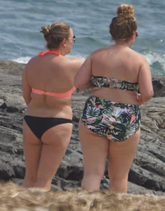 Thick and sexy bikini babe in black and peach bikini outfit