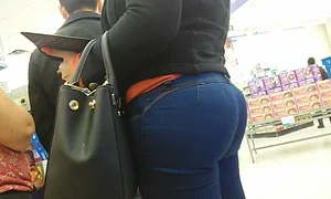 Big booty Latina milf in tight jeans shopping