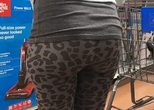 Thick Walmart milf ass in tight grey patterned leggings
