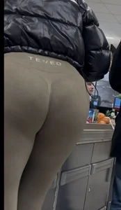 Long leg and ass German blondie in legging at supermarkt