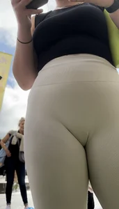 Hot gym girl camel and ass in tight leggings (OC)