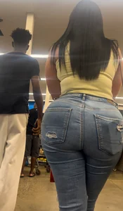 Thick booty slim waist Latina! So sexy