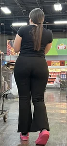 [OC] HOT Latina Big ASS Yoga pants VPL at grocery store
