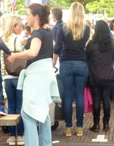Candid milfs wearing tight jeans on the street creepshots