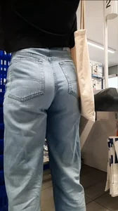 Tiny butt at the checkout