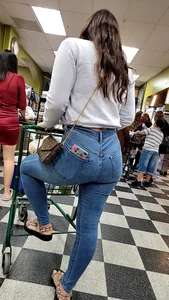 Latina in tight jeans (good set)