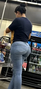 Chica shows bendover abilities + standard caps of chic w nice ass @ Wally‼️