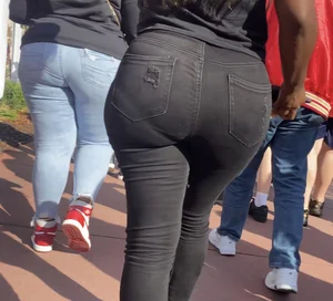 Fat booty black girl in tight black jeans! Strong VPL