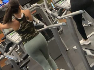 Couple babes at the gym in leggings with nice asses
