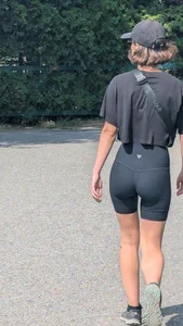 AMAZING very slim Girl in short black legging. oc