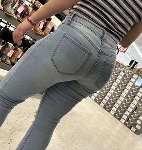 2 mamasitas today in jeans