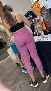 Gorgeous PAWG milf in pink leggings