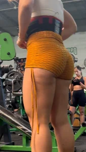 Blue ass vs orange ass. Sweaty girls. You choose ?