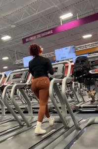 iNSANE LIGHT SKIN RED HEAD EBONY WIT craZ PHAT ASS(tread mill)