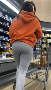 Short Latina has a very sexy ass in tight leggings (+ gifs)