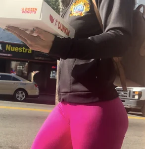 Jiggly Buttle butt in bright pink gym leggings