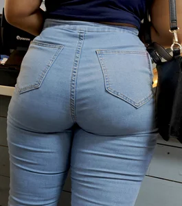 Small waist with a thick peach