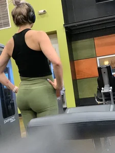 Girl working out with a nice ass in green leggings