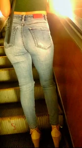 Girl with Big Booty on High Heels Subway Escalator Creepshot