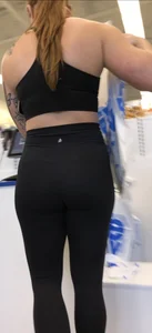 Thicc fit blonde in leggings at the checkout