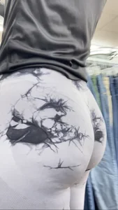 Pretty Latina has a sweet round ass that jiggle (gifs)