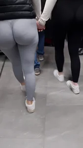 Big candid ass in grey leggings creepshot