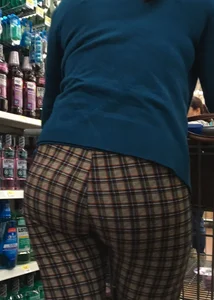 Nice big round booty in tight patterned leggings
