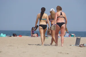 3 sexy girls with nice asses walking on the beach in bikinis