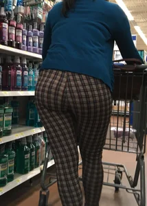 Nice big round booty in tight patterned leggings