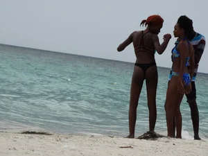 Candid black family, milf and teens on the beach in bikinis