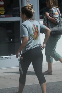 Girl going to TJ Maxx walking in the parking lot in leggings