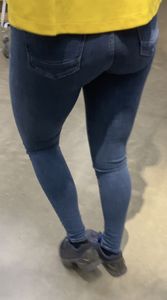 :diamond_shape_with_a_dot_inside:IKEA worker extreme TIGHT Jeans [OC]