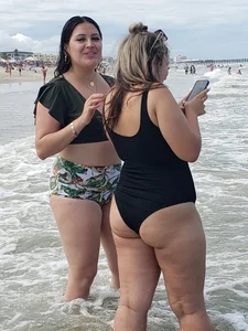 Latina ass in black on beach with family