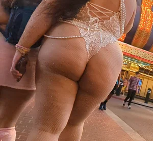 OMG big booty in thong