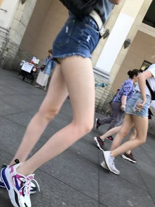 Group of Candid Girls in Mini Shorts With Amazing Legs Crossing a Street Creepshots Gallery
